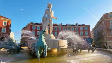 Fransa - 7 Temmuz 2024: gündüz vakti Place Massena 'da Fontaine du Soleil su çeşmesi