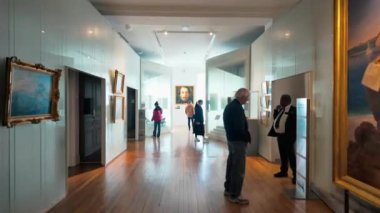 Nice, Fransa - 8 Temmuz 2024: Villa Massena Müzesi 'nde insanlar sanata hayran