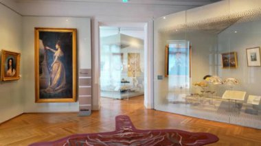 Nice, Fransa - 8 Temmuz 2024: Villa Massena Müzesi 'nin içinde farklı sanat türleri