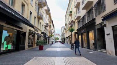 Güzel, Fransa - 8 Temmuz 2024: Bulutlu bir günde Rue Paradis 'te yürüyen insanlar