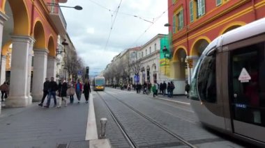 Güzel, Fransa - 7 Temmuz 2024 Bulutlu bir günde şehir merkezinde tramvaylar hareket ediyor