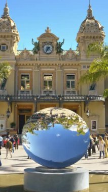 Monte Carlo, Monaco - 8 Temmuz 2024: Monte Carlo Kumarhanesi önünde gökyüzü ayna heykeli. Dikey