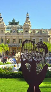 Monte Carlo, Monaco - 8 Temmuz 2024: Monte Carlo Kumarhanesi 'nin önündeki kadın ve erkek heykeli, güpegündüz görülüyordu. Dikey