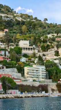 Villefranche sur Mer, Fransa - 8 Temmuz 2024: Fransız Riviera 'sında deniz kenti. Dikey