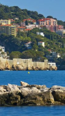 Fransa 'da Cap de Nice' in gündüz manzarası. Dikey