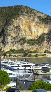 Beaulieu-sur-Mer, Fransa - 8 Temmuz 2024: Fransa 'daki Beaulieu-sur-Mer limanının manzarası. Dikey