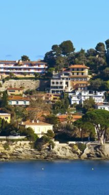 Fransız Rivierası 'ndaki Villefranche-sur-Mer kasabasının panorama manzarası. Dikey
