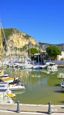 Beaulieu-sur-Mer, Fransa - 8 Temmuz 2024: Fransa 'daki Beaulieu-sur-Mer limanının manzarası. Dikey