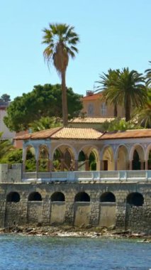 Beaulieu-sur-Mer, Fransa - 8 Temmuz 2024: Fransız Riviera 'sında deniz kenti. Dikey