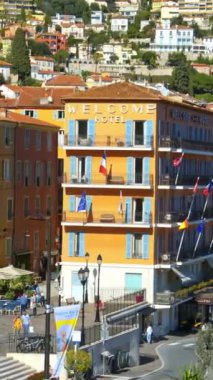 Villefranche sur Mer, Fransa - 8 Temmuz 2024: Fransız Riviera 'sındaki sahil kasabasındaki Welcome Hotel' in ön görüntüsü. Dikey