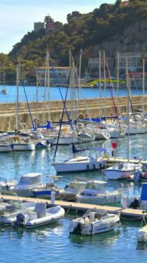 Villefranche sur Mer, Fransa - 8 Temmuz 2024: Villefranche sur Mer limanında küçük tekneler. Dikey