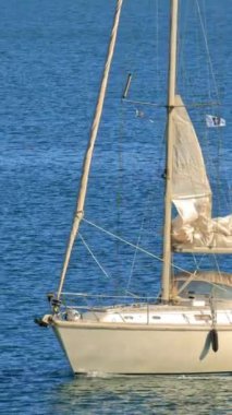 Villefranche sur Mer, Fransa - 8 Temmuz 2024: Fransız Rivierası yakınlarındaki Ligurian Denizi 'nde tekne hareket ediyor. Dikey