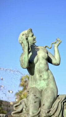 Güzel, Fransa - 8 Temmuz 2024: gündüz vakti Fontaine du Soleil 'i kapatın. Dikey