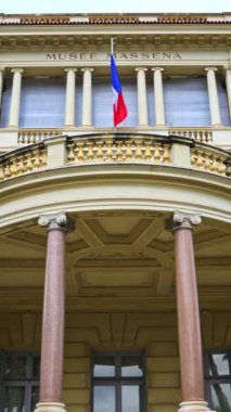 Nice, Fransa - 28 Haziran 2024 Villa Massena Müzesi 'nin ön cephesi gün ışığında. Dikey