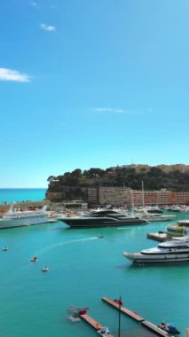 Monaco Marina 'ya yanaşan beyaz teknelerin havadan görüntüsü. Dikey