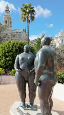 Monte Carlo, Monako - 5 Temmuz 2024: Fernando Botero 'nun Adem ve Havva heykeli halka açık bir bahçede. Dikey