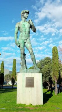 Güzel, Fransa - 7 Temmuz 2024: Promenade du Paillon Parkı 'nda Michelangelo' nun Davut heykeli. Dikey