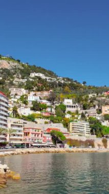 Villefranche sur Mer, Fransa - 5 Temmuz 2024: Fransız Riviera 'sında bir sahil sokağı manzarası. Dikey