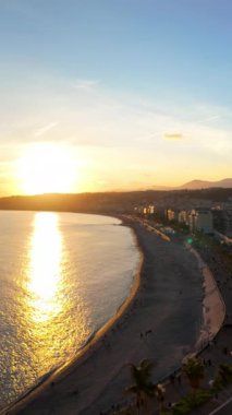 Güzel, Fransa - 8 Temmuz 2024, gün batımında Fransız Riviera 'sında şehrin kıyı şeridi manzarası. Dikey