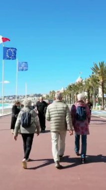 Güzel, Fransa - 7 Temmuz 2024: insanlar sahilde Promenade des Anglais 'de yürüyor. Dikey