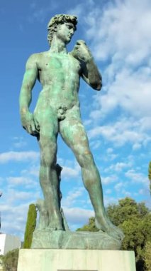 Güzel, Fransa - 7 Temmuz 2024: Promenade du Paillon Parkı 'nda Michelangelo' nun Davut heykeli. Dikey