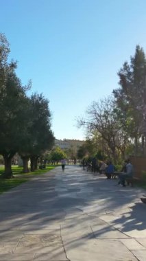 Güzel, Fransa - 7 Temmuz 2024: İnsanlar gündüz vakti Promenade du Paillon parkında yürüyorlar. Dikey