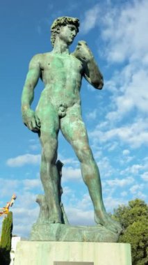 Güzel, Fransa - 7 Temmuz 2024: Promenade du Paillon Parkı 'nda Michelangelo' nun Davut heykeli. Dikey