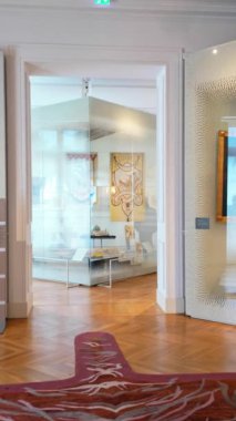 Nice, Fransa - 8 Temmuz 2024: Villa Massena Müzesi 'nin içinde farklı sanat türleri. Dikey