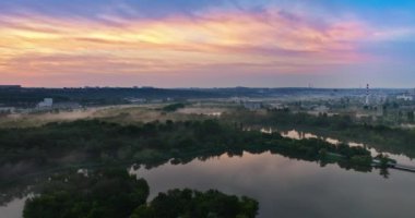 Moldova 'nın Chisinau kentindeki ağaçlarla çevrili bir gölün hava aracı görüntüsü.