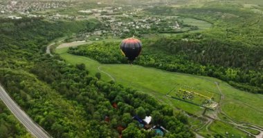 Chisinau, Moldova üzerinde uçan sıcak hava balonunun insansız hava aracı görüntüsü