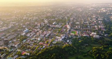 Chisinau, Moldova 'nın güneş doğarken hava aracı görüntüsü