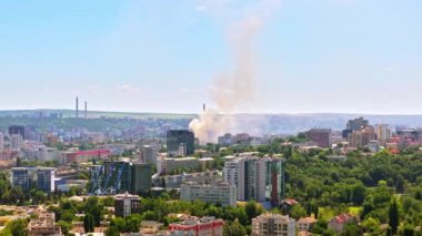 Moldova 'nın Chisinau kentindeki bir binadan çıkan dumanlı hava aracı görüntüsü