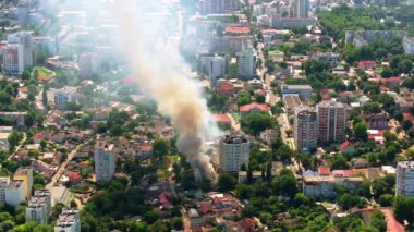 Moldova 'nın Chisinau kentindeki bir binadan çıkan dumanlı hava aracı görüntüsü