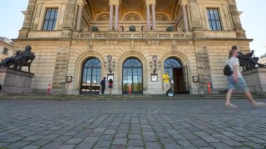 Kopenhag, Danimarka - 24 Temmuz 2024: Royal Playhouse ve The Old Stage önünde yürüyen insanların zaman aşımı