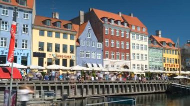 Kopenhag, Danimarka - 24 Temmuz 2024: Nyhavn liman, kanal ve eğlence bölgesinin zaman aşımı