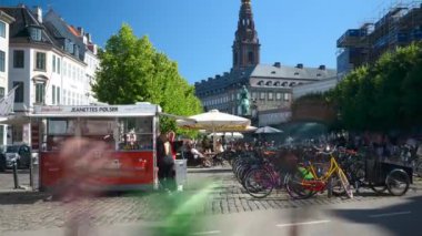 Kopenhag, Danimarka - 24 Temmuz 2024: Hojbro Plads halk meydanının tarihi