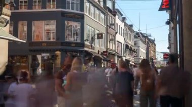 Kopenhag, Danimarka - 24 Temmuz 2024: Stroget alışveriş bölgesinde yürüyen insanların zaman aşımı