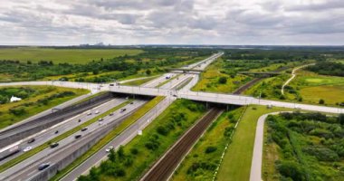 Bulutlu bir günde Avrupa rotası E20 'nin hava aracı görüntüsü