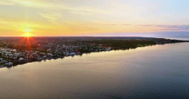 Osterbo Nord 'un hava aracı görüntüsü, Nordhavn liman bölgesi Öresund kıyılarında gün batımında.