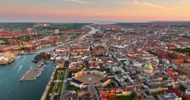 Amalienborg Sarayı 'nın, Frederik' in Kilisesi 'nin ve Danimarka' nın Kopenhag şehrinin insansız hava aracı görüntüsü.