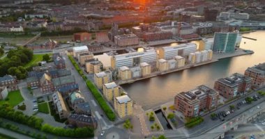 Günbatımında Öresund kıyılarındaki Nordhavn liman bölgesinin insansız hava aracı görüntüsü