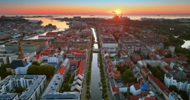 Kopenhag şehir merkezinin hava aracı görüntüsü, gün batımında Danimarka