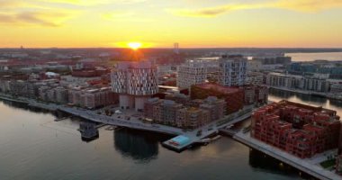 Günbatımında Öresund kıyılarındaki Nordhavn liman bölgesinin insansız hava aracı görüntüsü