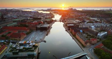 Danimarka 'daki Kopenhag limanının hava aracı görüntüsü gün batımında