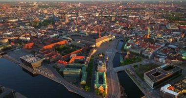 Kopenhag 'ın ortasındaki Slotsholmen adasındaki Christiansborg Sarayı' nın hava aracı görüntüsü. Gün batımında Danimarka.