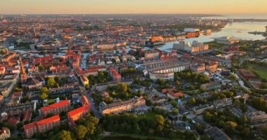 Kopenhag şehir merkezinin hava aracı görüntüsü, gün batımında Danimarka