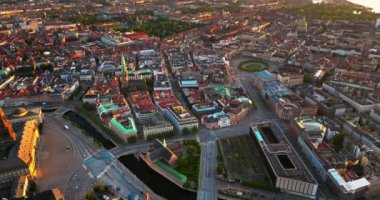 Kopenhag 'ın ortasındaki Slotsholmen adasındaki Christiansborg Sarayı' nın hava aracı görüntüsü. Gün batımında Danimarka.