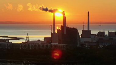 Kopenhag, Danimarka - 24 Temmuz 2024: Amager Bakke 'nin günbatımında hava aracı görüntüsü