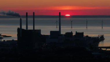 Kopenhag, Danimarka - 24 Temmuz 2024: Amager Bakke 'nin günbatımında hava aracı görüntüsü