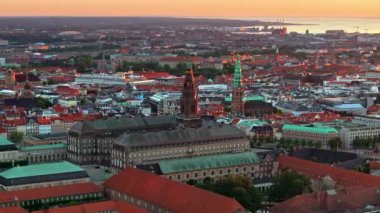 Kopenhag 'ın ortasındaki Slotsholmen adasındaki Christiansborg Sarayı' nın hava aracı görüntüsü. Gün batımında Danimarka.